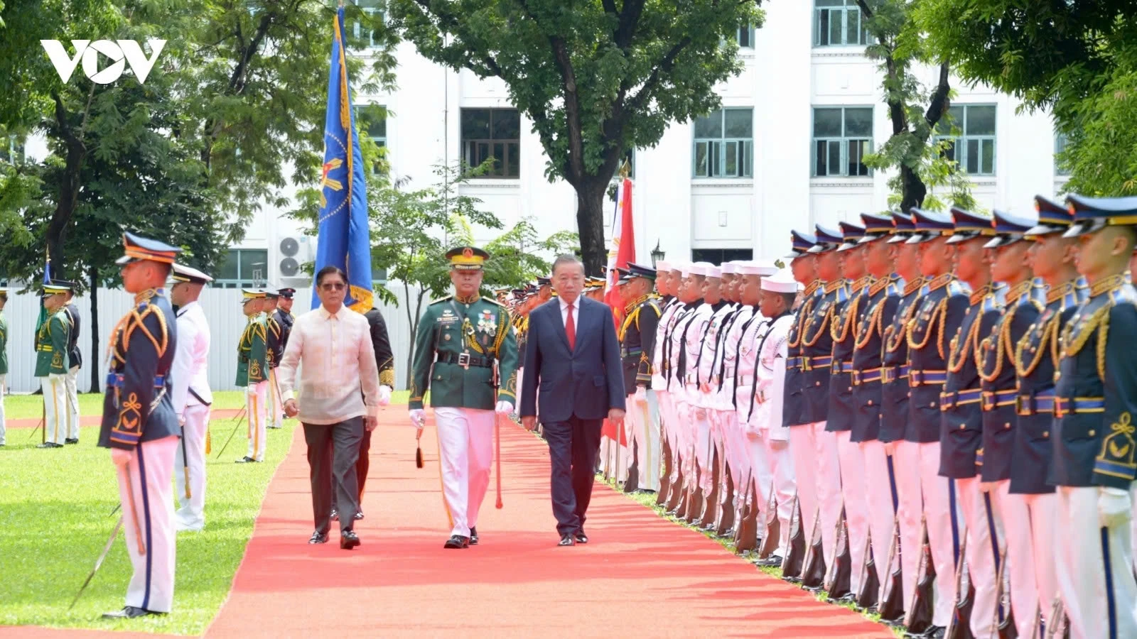 Philippine President hosts welcome ceremony for top Vietnamese leader